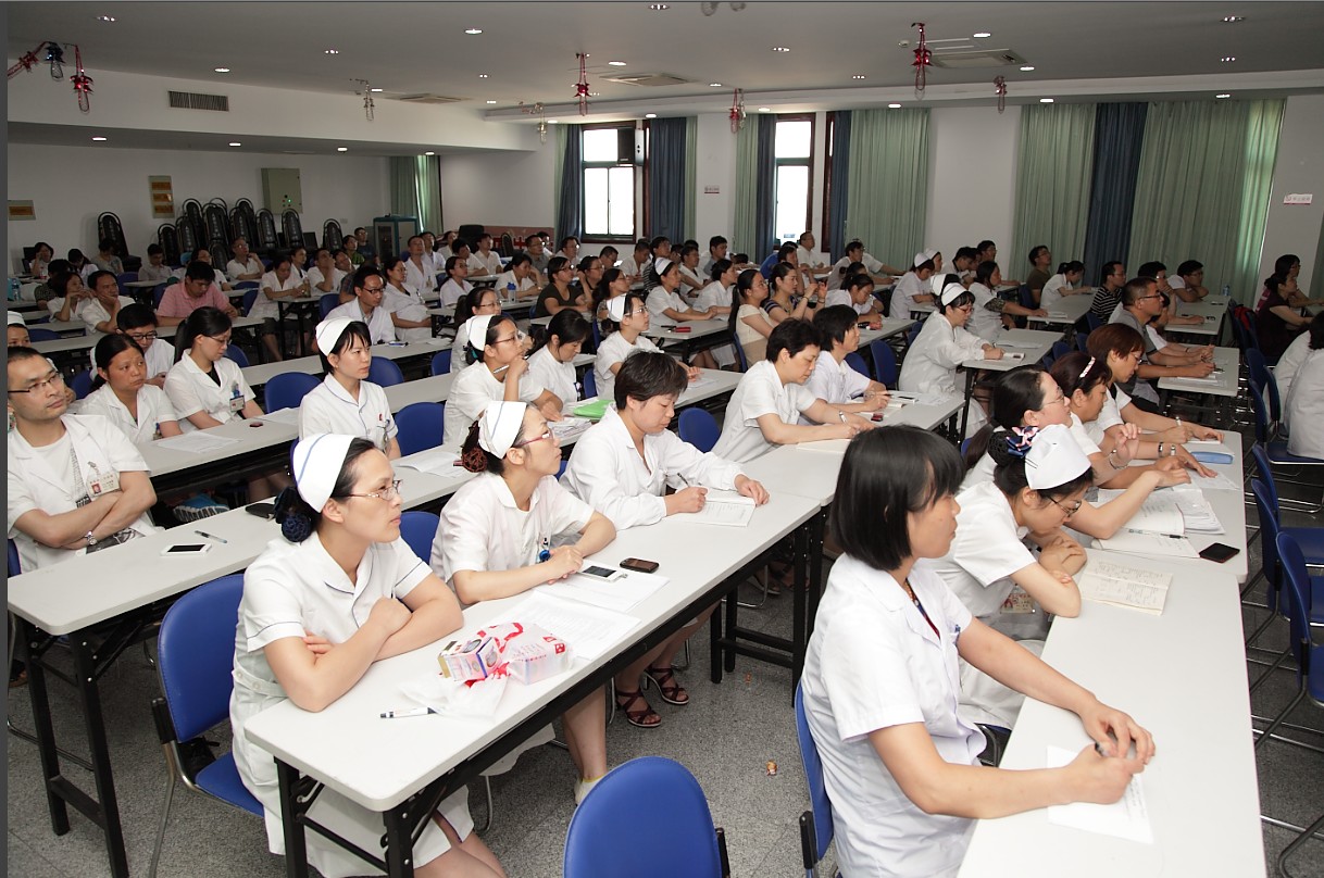 医护人员在听陈字博士讲课.jpg